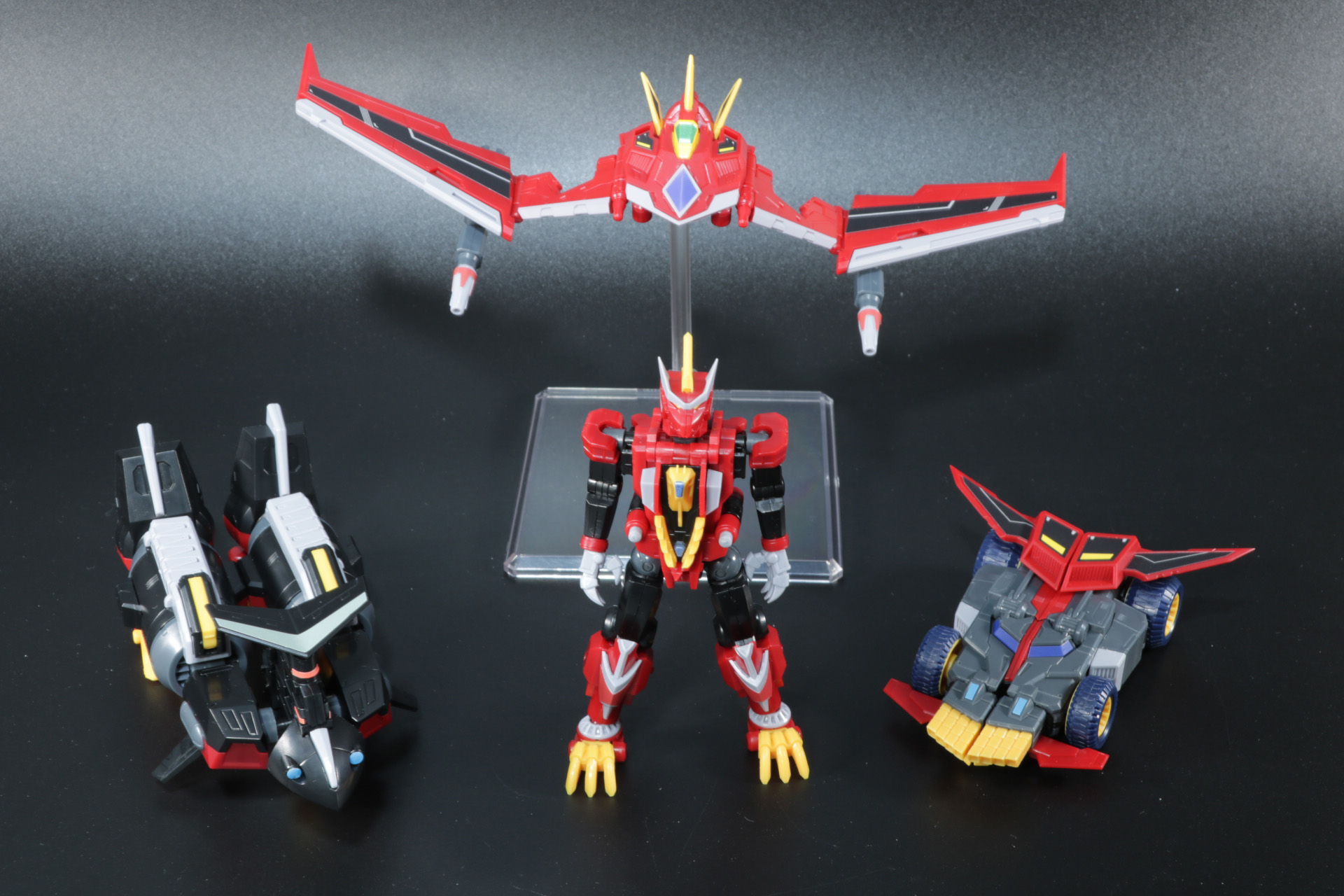 左から「ダイナダイバー」、「ダイナウイング」（上）、「ダイナソルジャー」（下）、「ダイナストライカー」