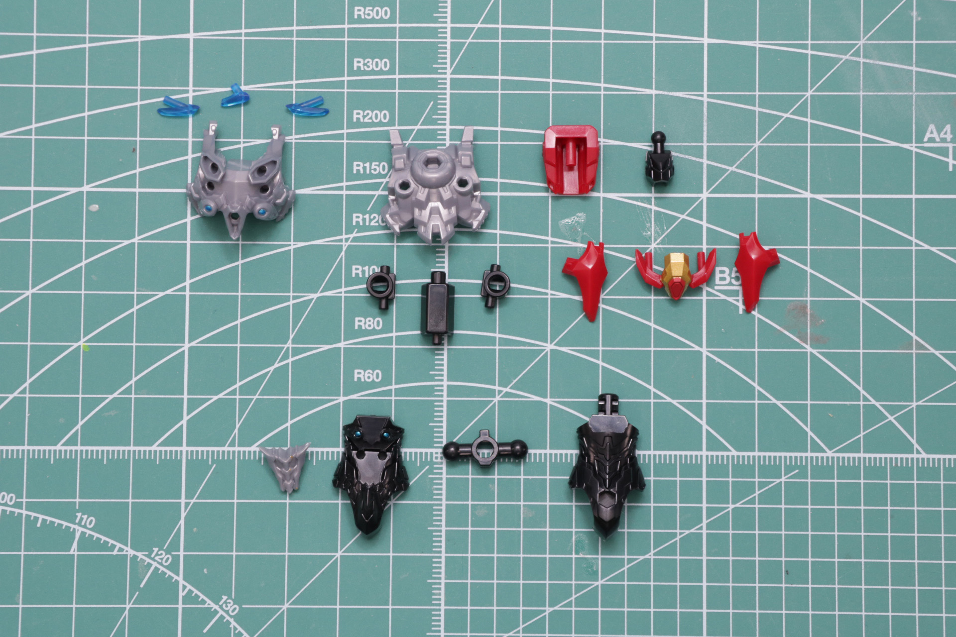 細かいパーツ構成で胸部、腹部を構成