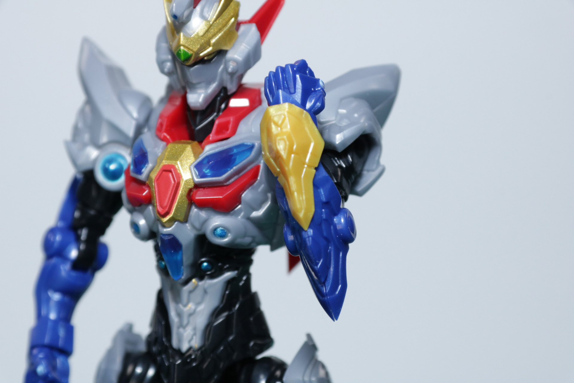 腕部のアーマーの縁にシールを貼る