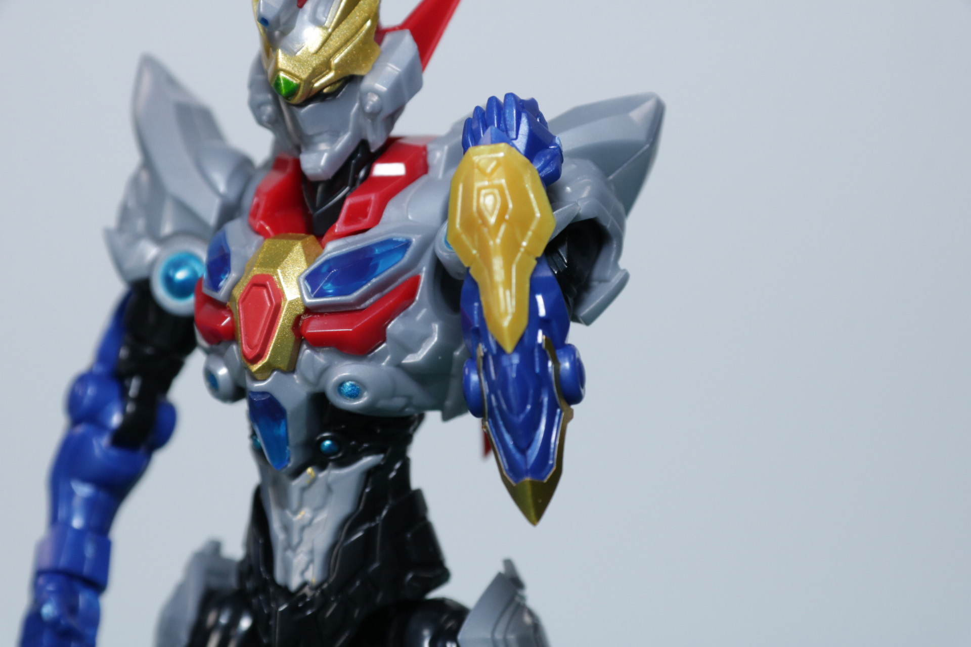 腕部のアーマーの縁にシールを貼る