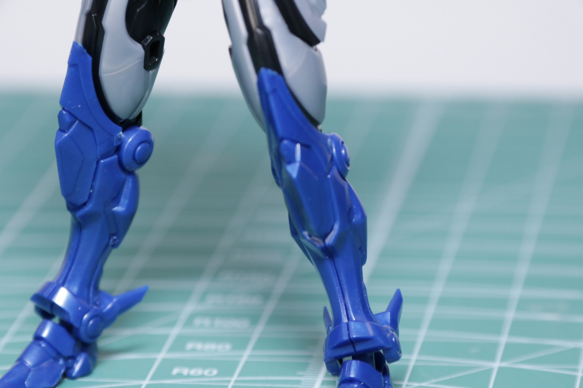 二―アーマーの縁にシールを貼る