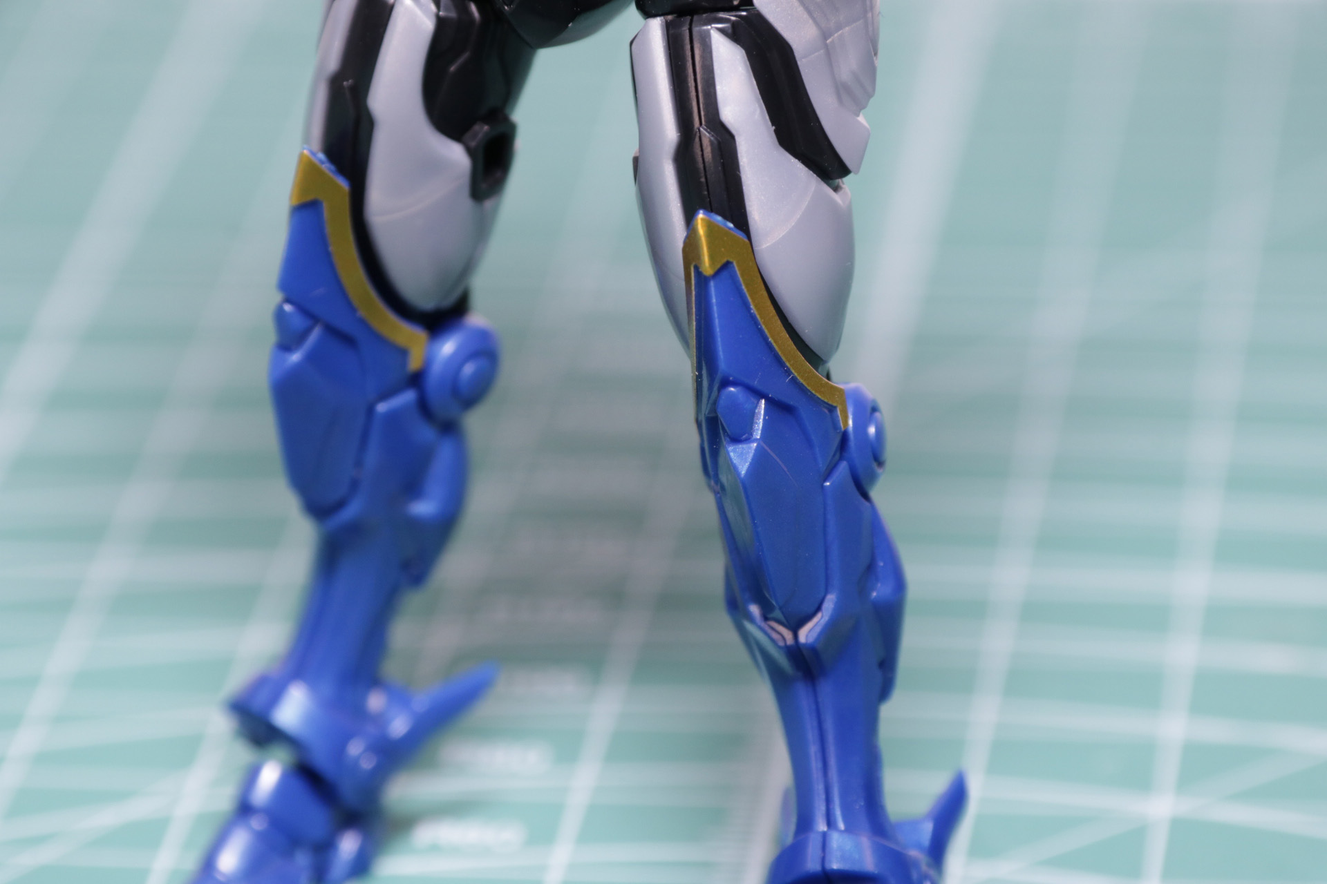 二―アーマーの縁にシールを貼る