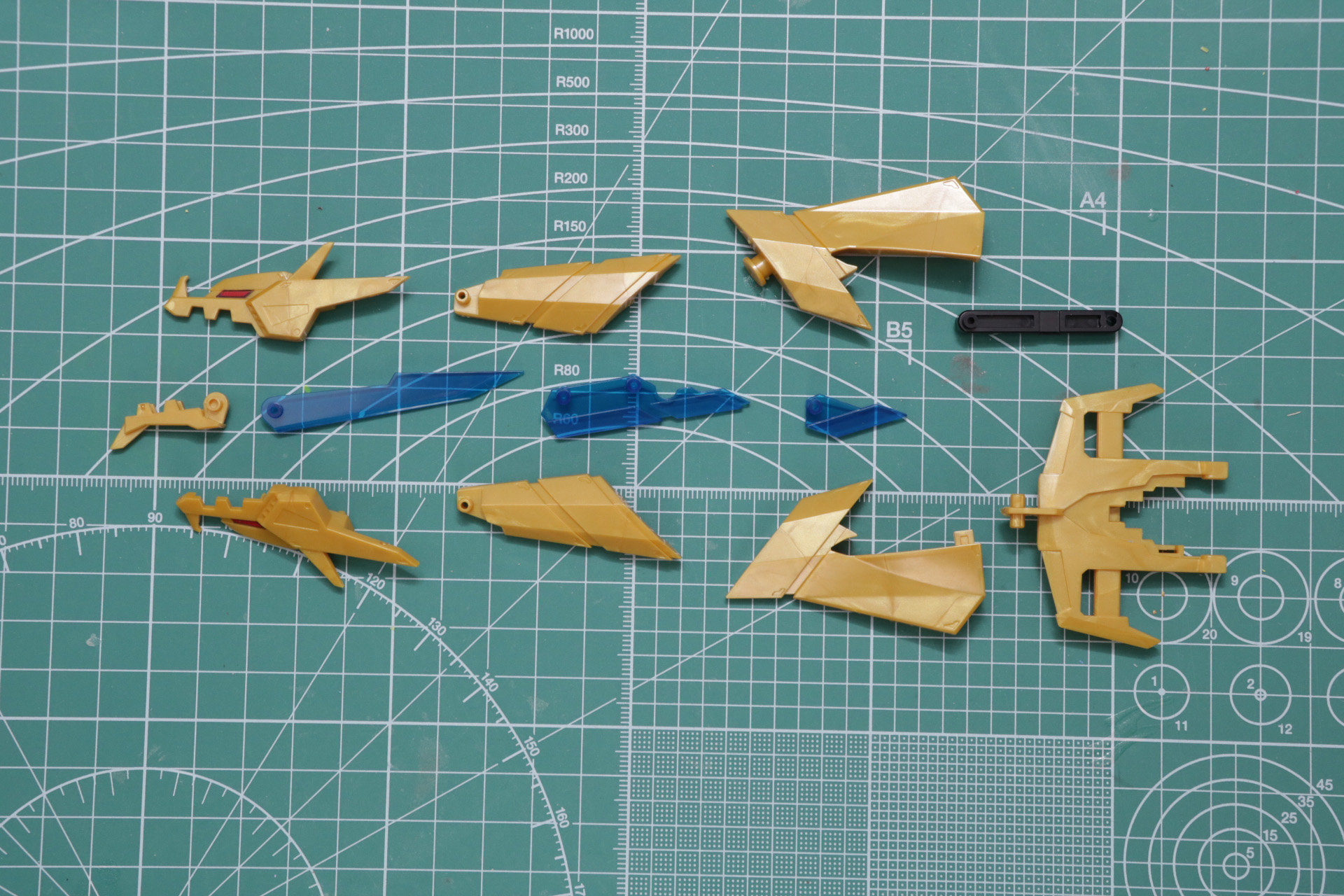 首の半ばで軸パーツを有し、回転可動ができる構成となっている。厳つい顔も再現されている