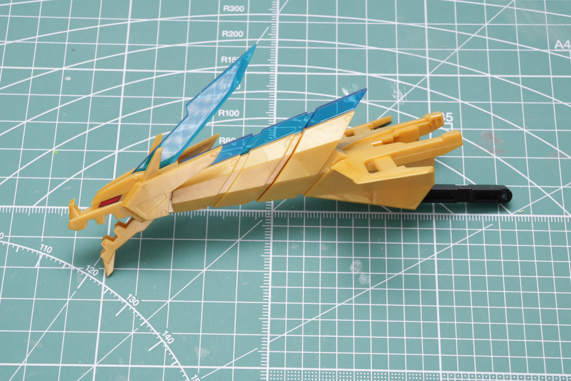 首の半ばで軸パーツを有し、回転可動ができる構成となっている。厳つい顔も再現されている