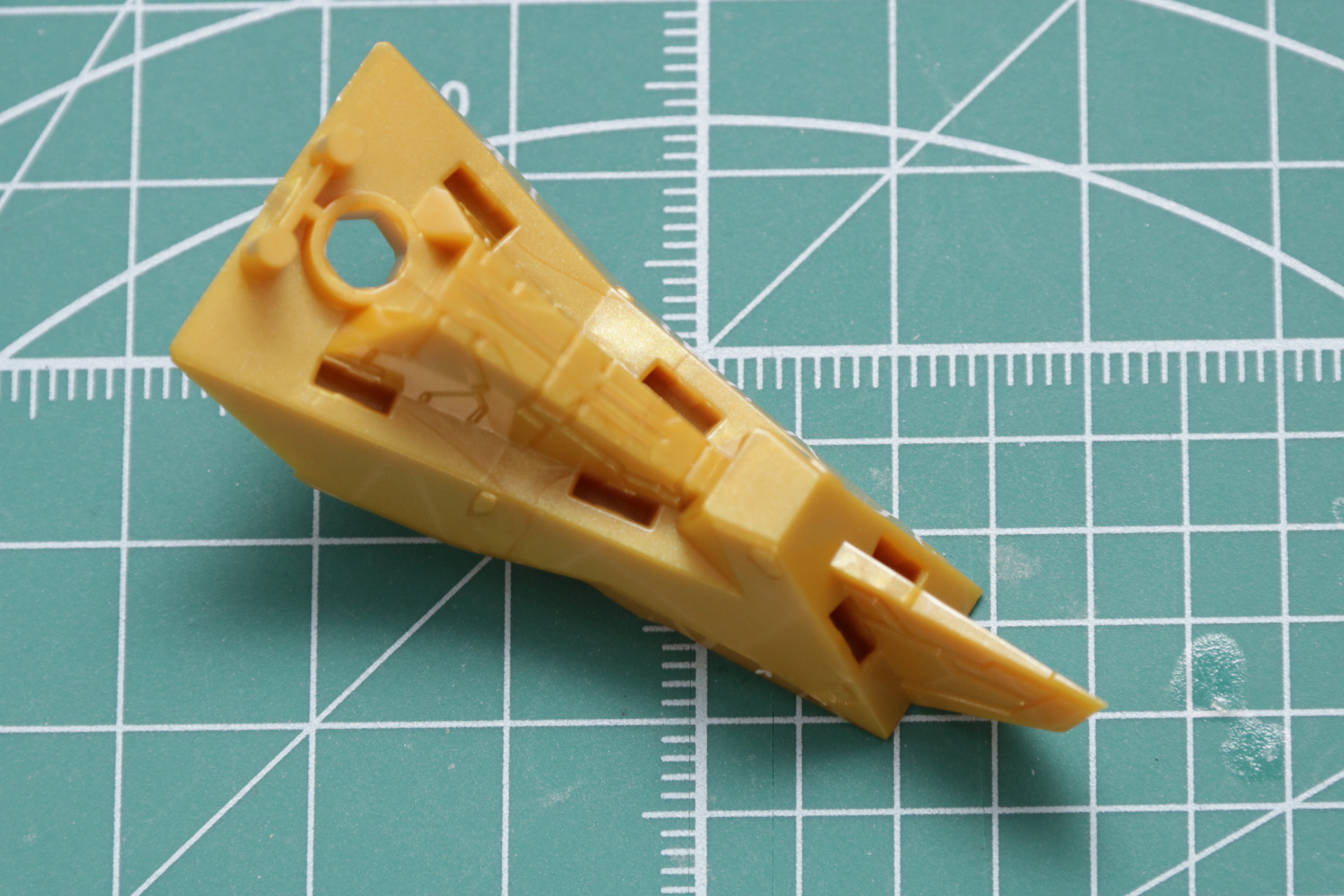 胸飾り下部のエンブレム部分。ホイルシールを貼り、クリアパーツを被せて組み立て