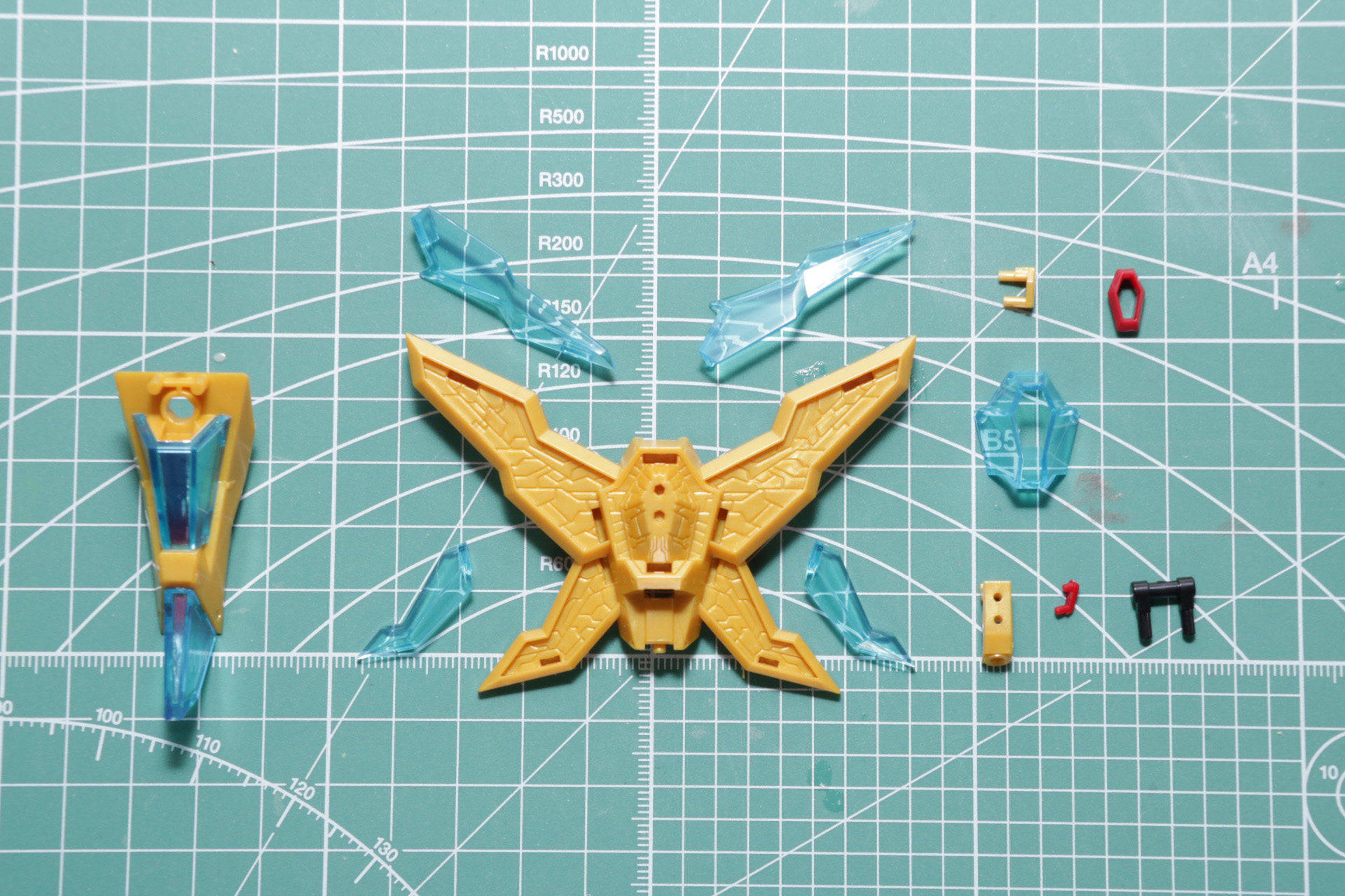 目を引く巨大な胸飾りは細かなパーツとクリアパーツを合わせる。シールを貼る前の状態でも細かなモールドが施されており、塗装でも映える造形となっている