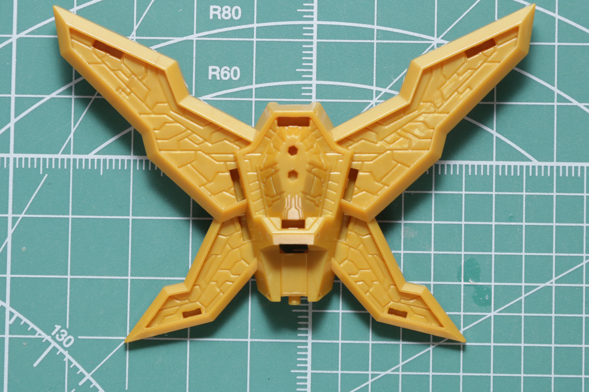 目を引く巨大な胸飾りは細かなパーツとクリアパーツを合わせる。シールを貼る前の状態でも細かなモールドが施されており、塗装でも映える造形となっている