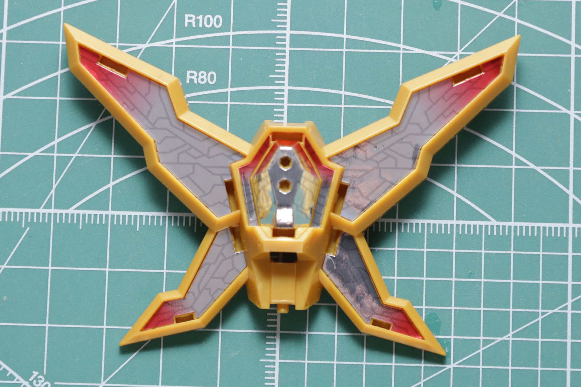 シールを貼り、クリアパーツを被せることで輝くような彩色表現を実現