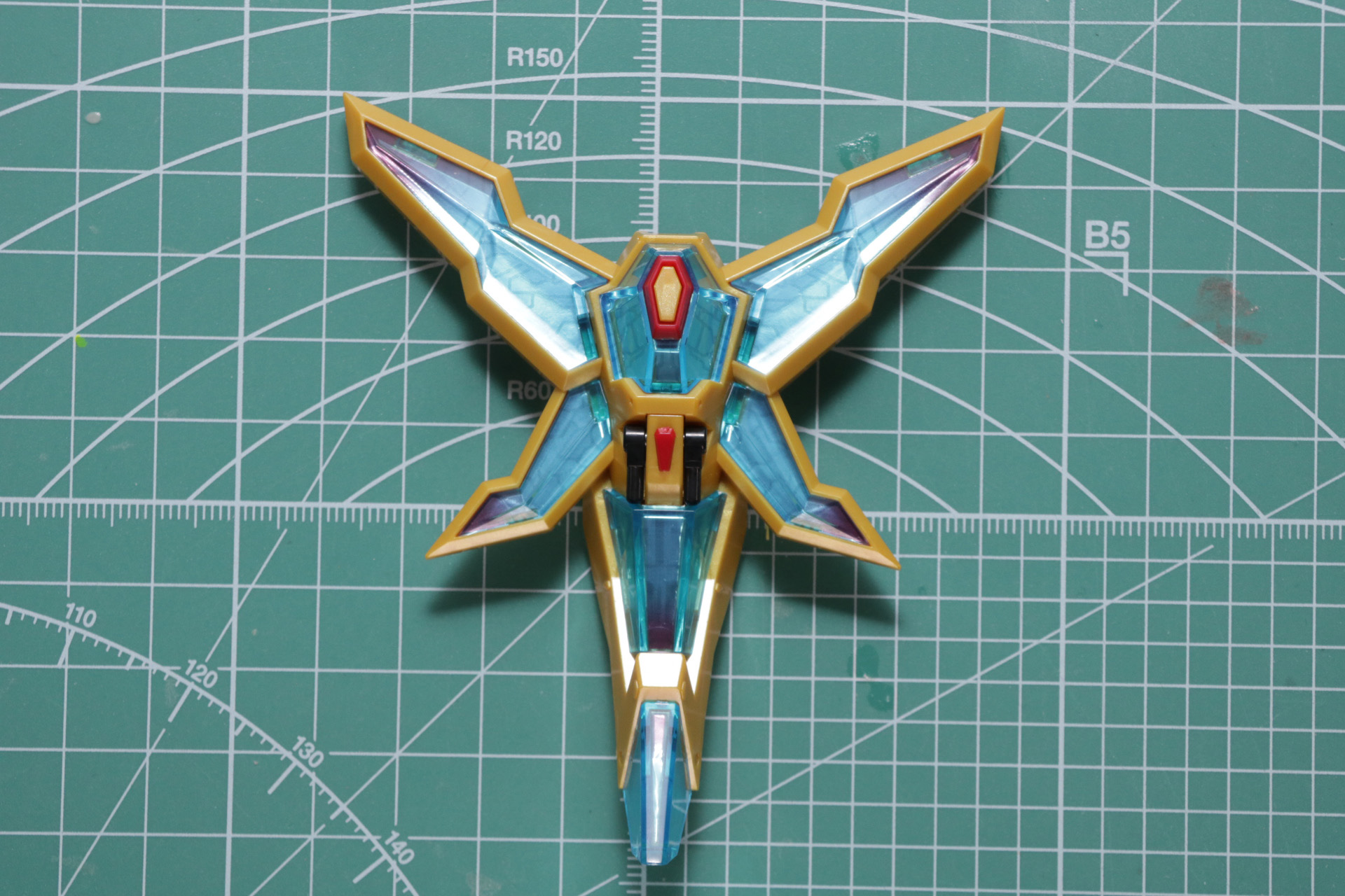 シールを貼り、クリアパーツを被せることで輝くような彩色表現を実現