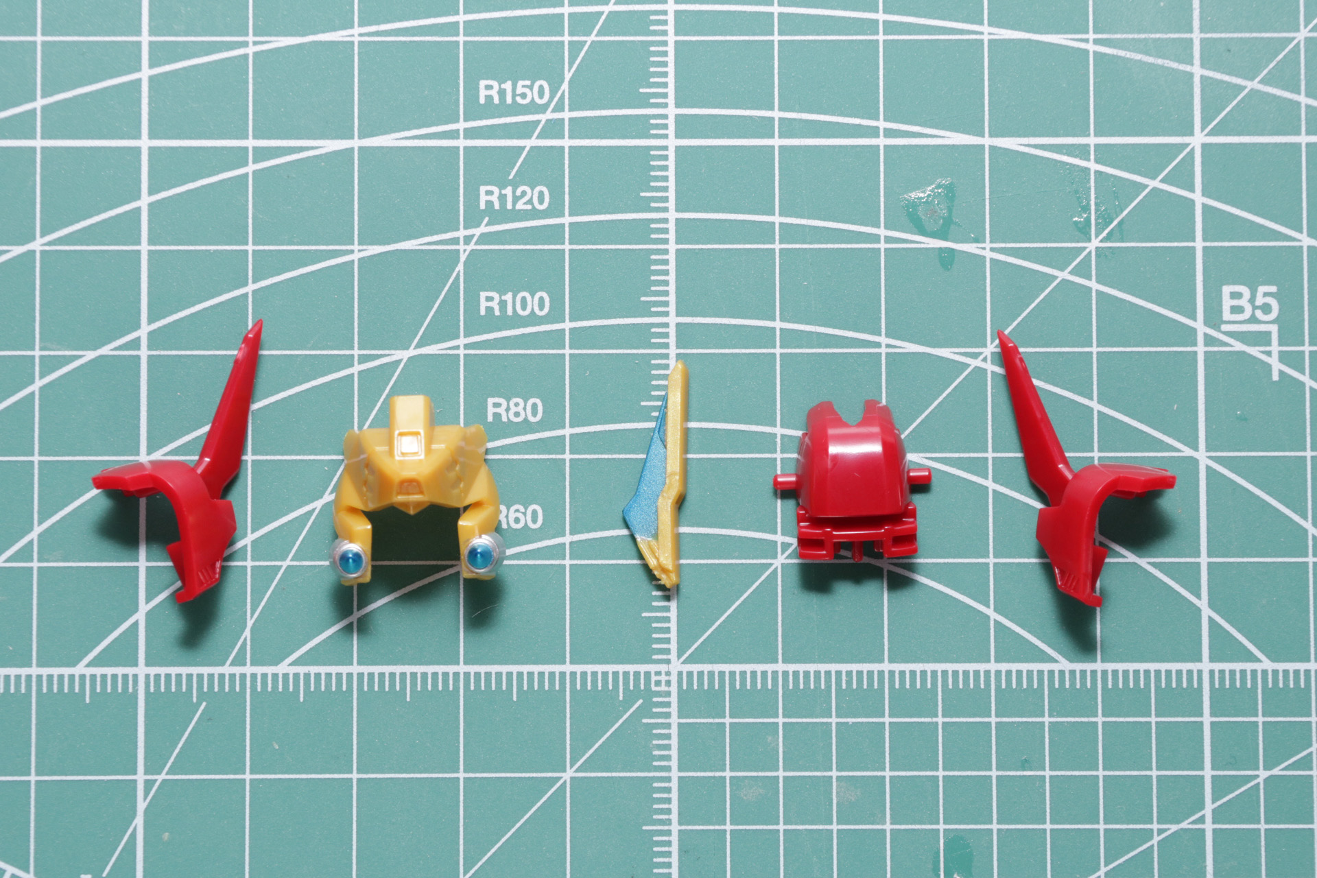 細かいパーツ構成で、塗装済みパーツの使用によって劇中に近いカラーリングを実現