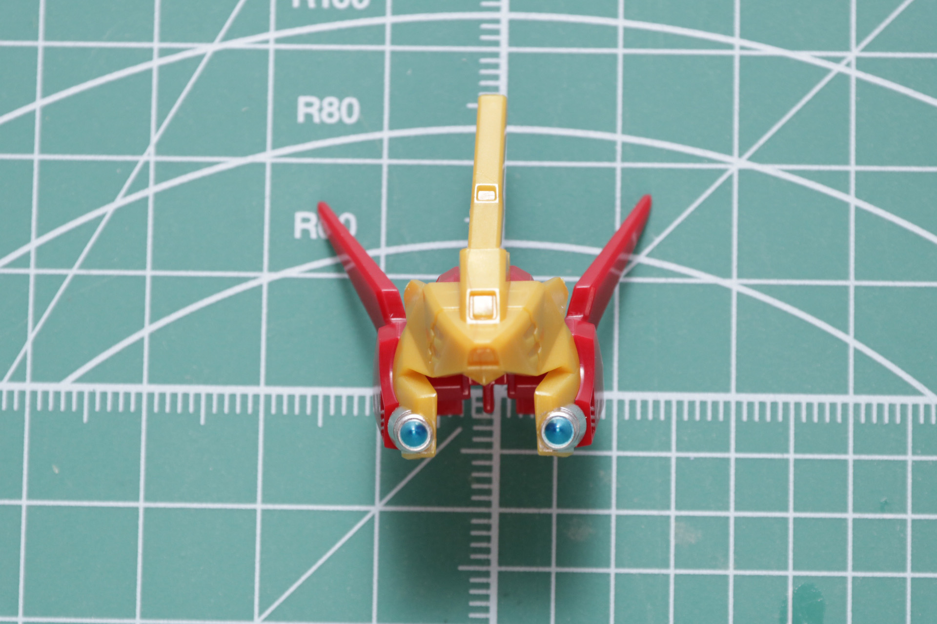 細かいパーツ構成で、塗装済みパーツの使用によって劇中に近いカラーリングを実現