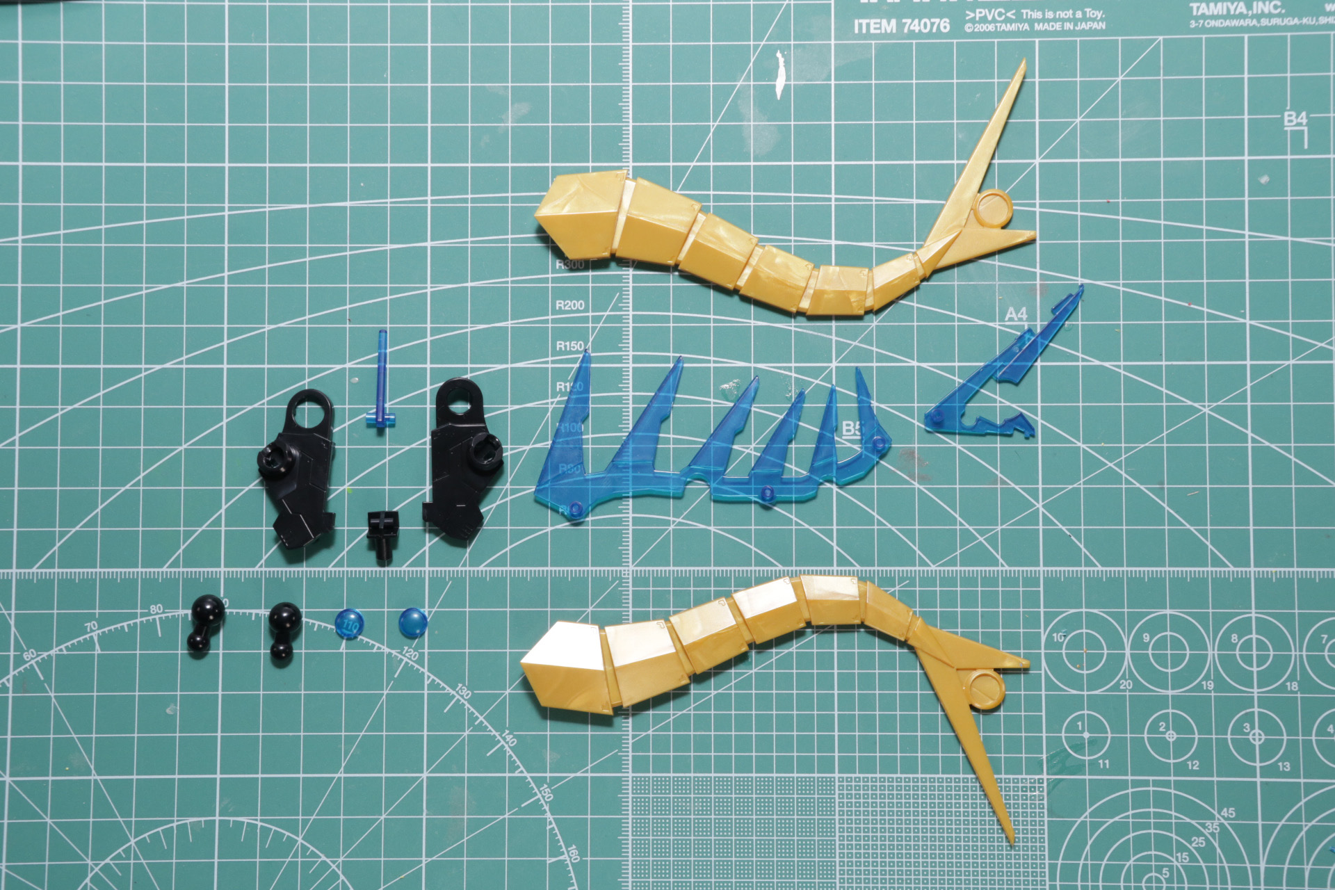 組み立ては非常にシンプル。巨大感とともにエッジのあるデザインが再現されている