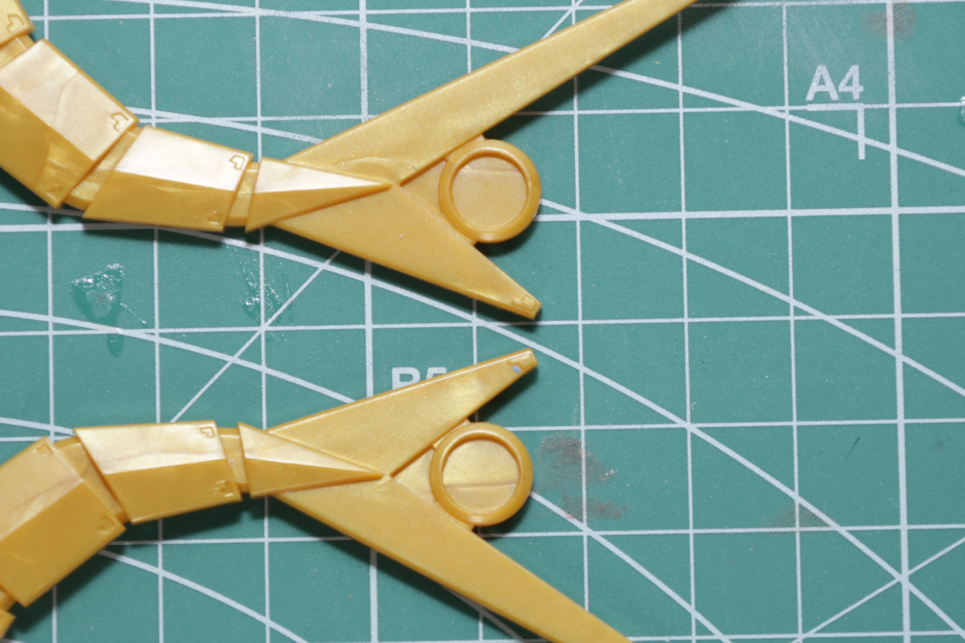 組み立ては非常にシンプル。巨大感とともにエッジのあるデザインが再現されている