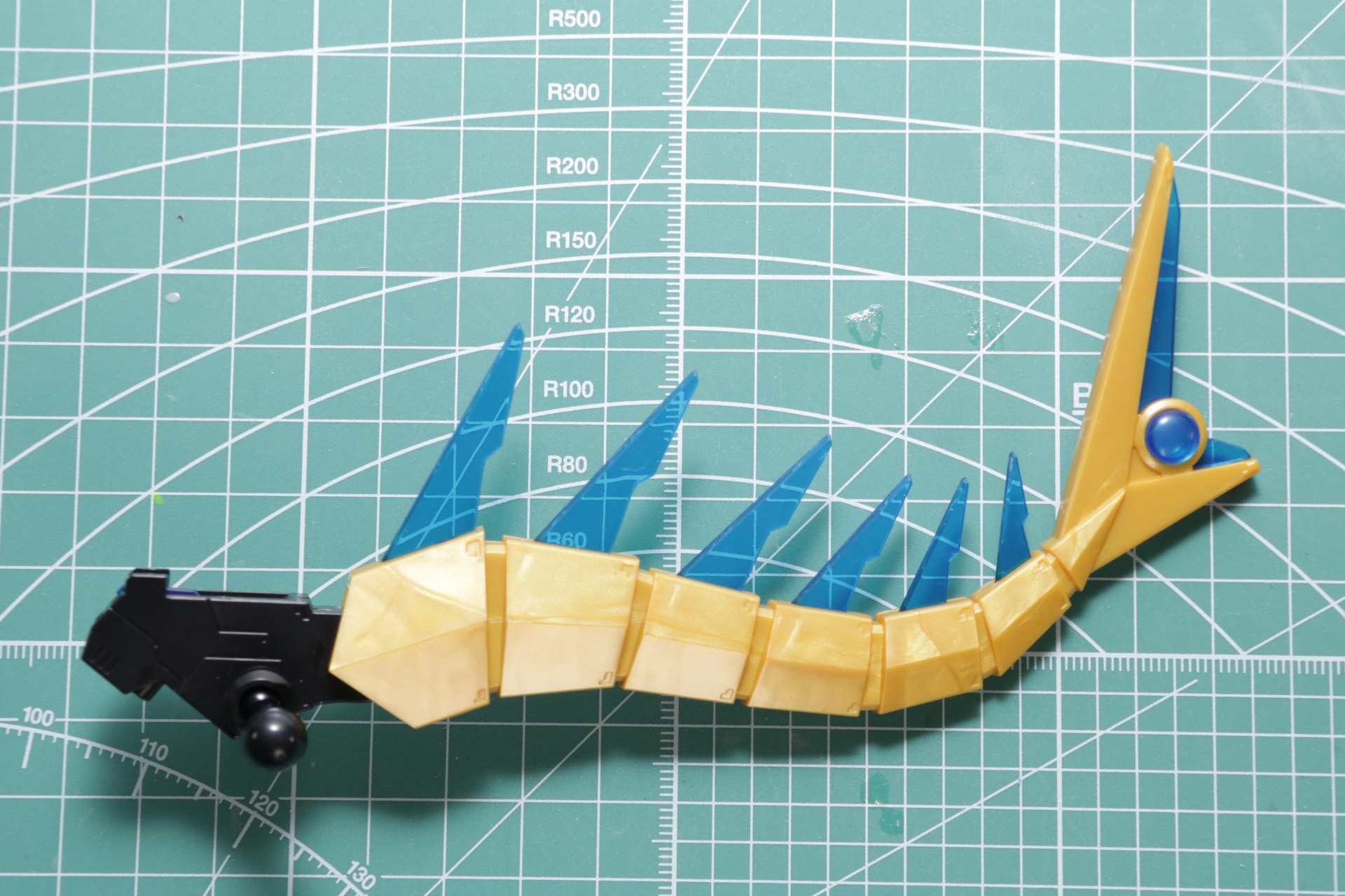 存在感ある巨大な尻尾が完成