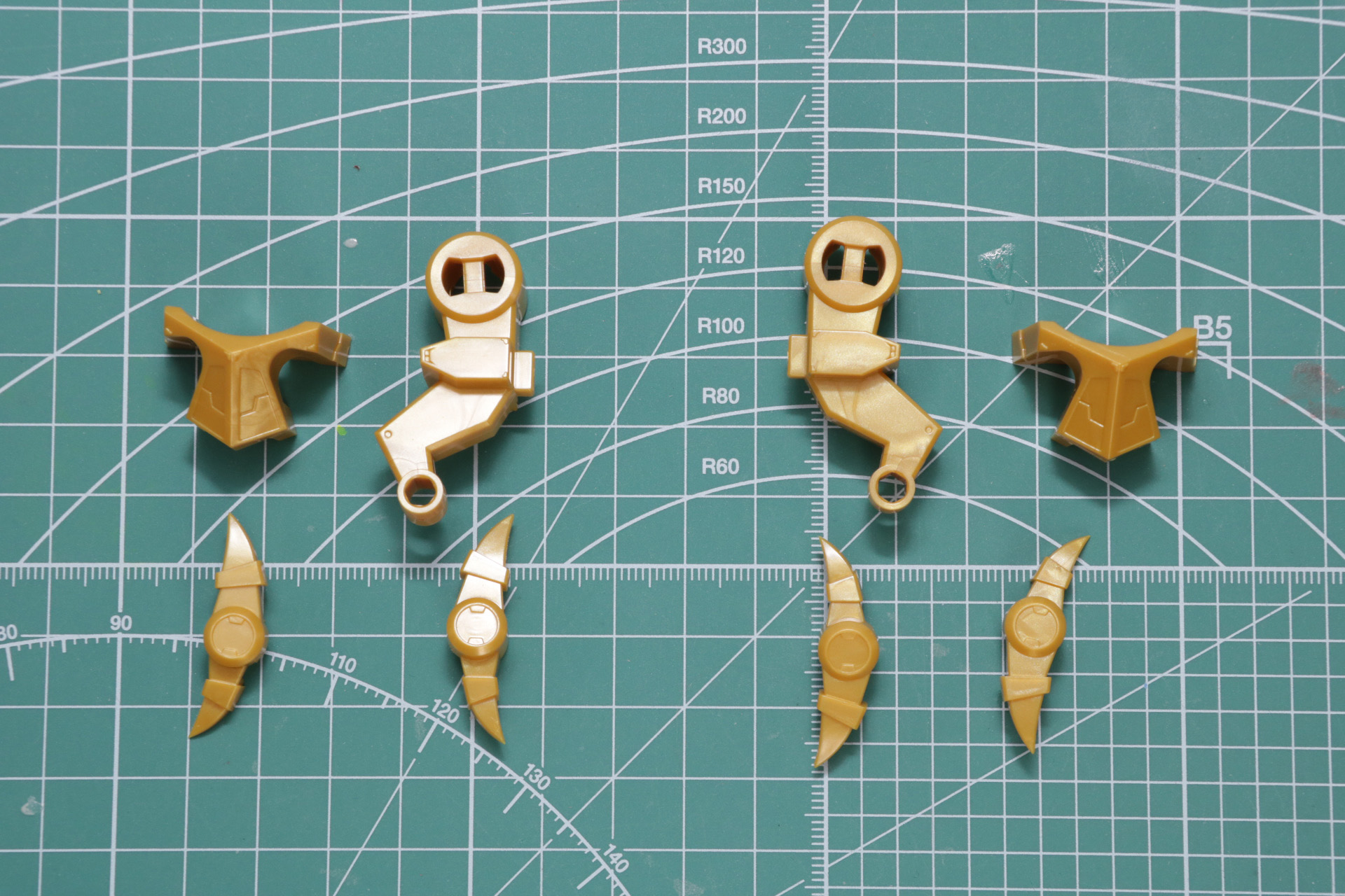 脚部は爪先が可動する仕組みとなっている