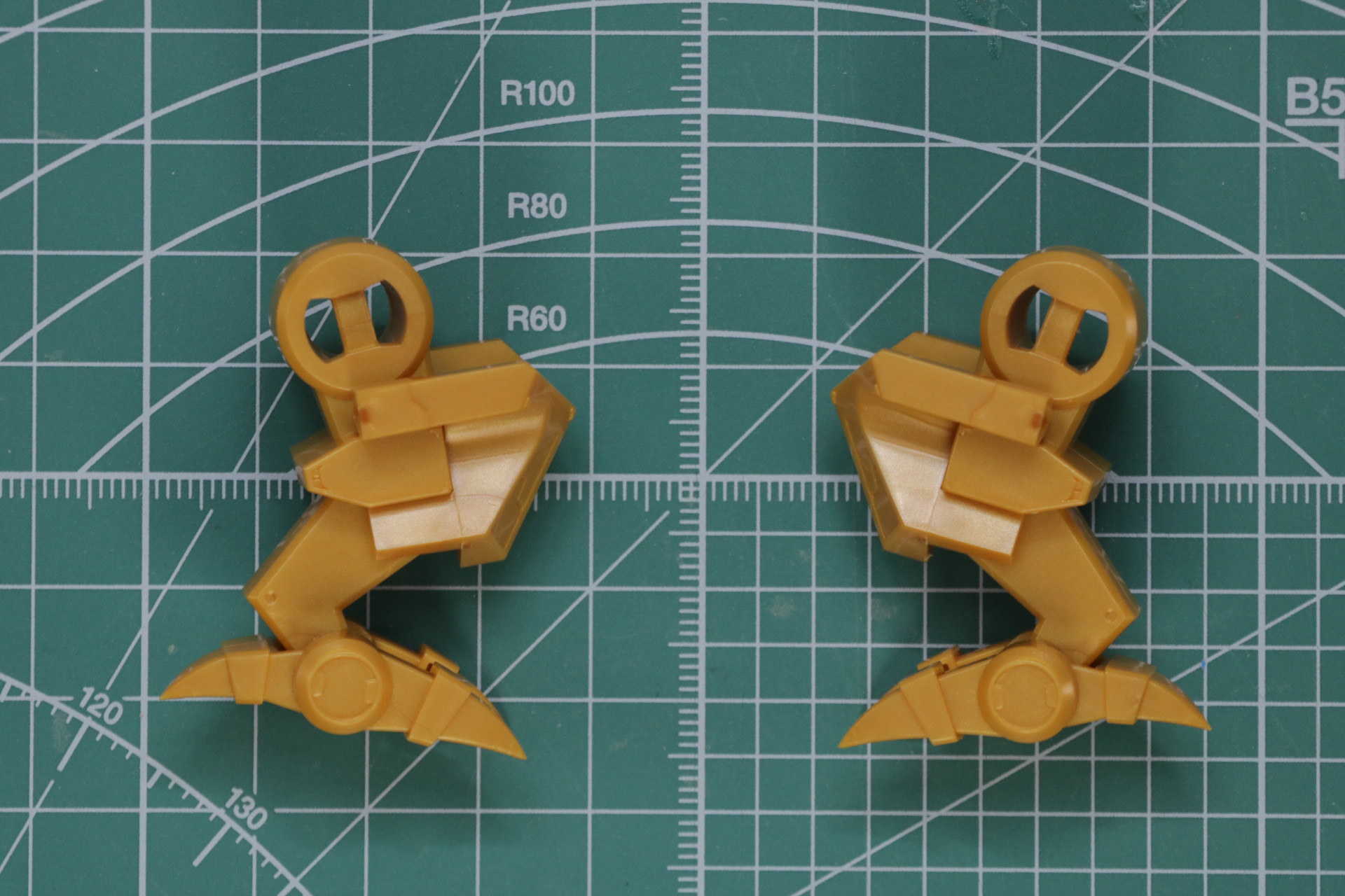 脚部は爪先が可動する仕組みとなっている