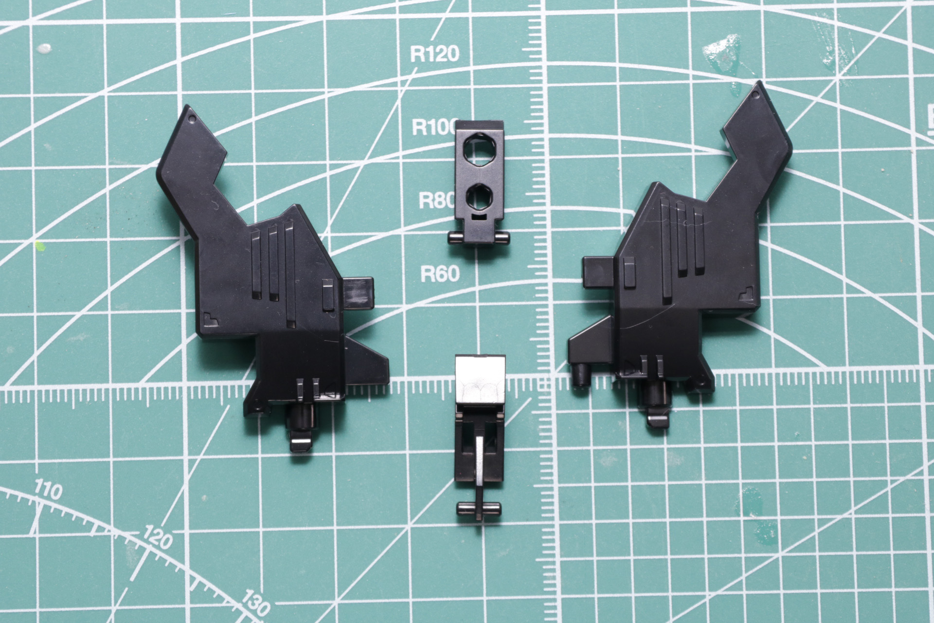 「ビッグゴルドバーン」の頭部と尻尾を繋げる腹部パーツ