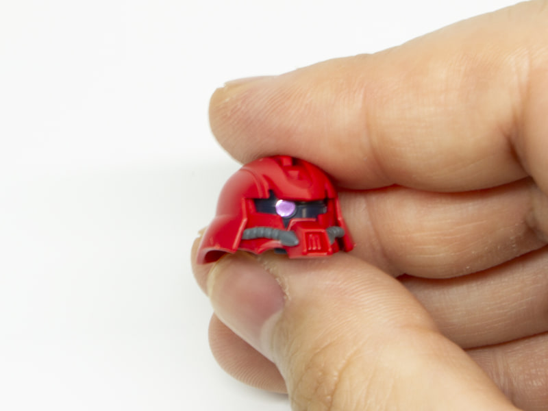 モノアイを右に振った状態。爪をひっかけることで操作できる簡単さがいい