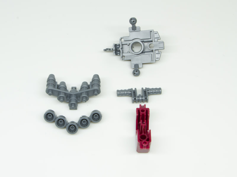 腰の組み立てでは「ゲルググメナース」の高い機動力を説明する大型のバーニアが並ぶ