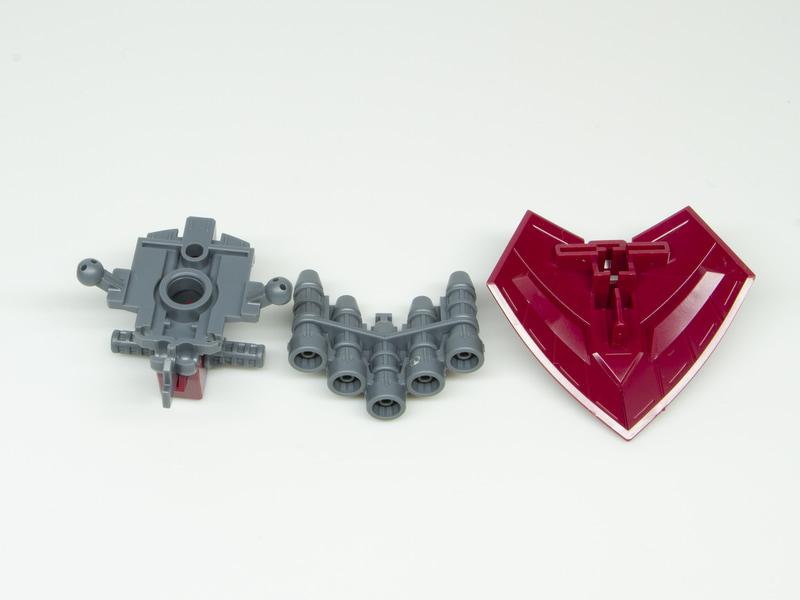 腰の組み立てでは「ゲルググメナース」の高い機動力を説明する大型のバーニアが並ぶ