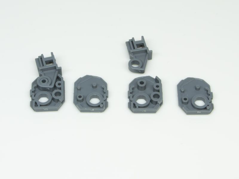 足首は先に組んでおくよう指示がある。黒いつま先パーツを灰色のパーツで挟み、赤い足首の甲パーツでふたをする