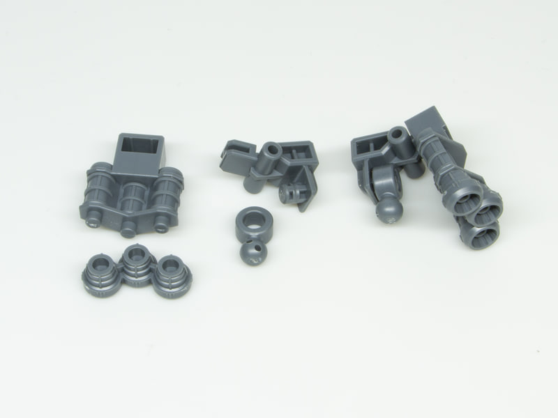 足首は先に組んでおくよう指示がある。黒いつま先パーツを灰色のパーツで挟み、赤い足首の甲パーツでふたをする