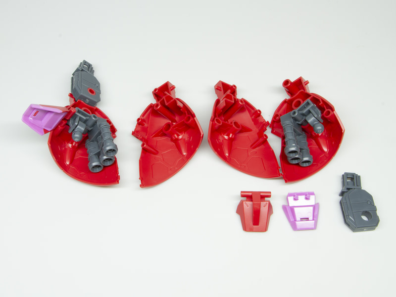 足首は先に組んでおくよう指示がある。黒いつま先パーツを灰色のパーツで挟み、赤い足首の甲パーツでふたをする