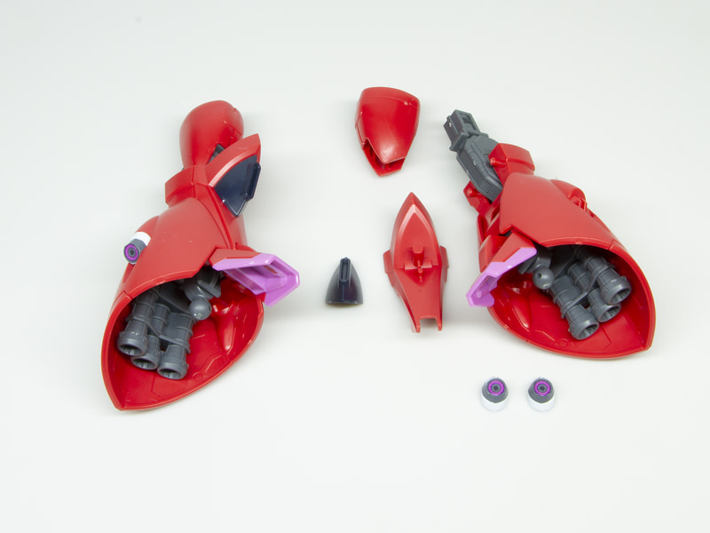 足首は先に組んでおくよう指示がある。黒いつま先パーツを灰色のパーツで挟み、赤い足首の甲パーツでふたをする