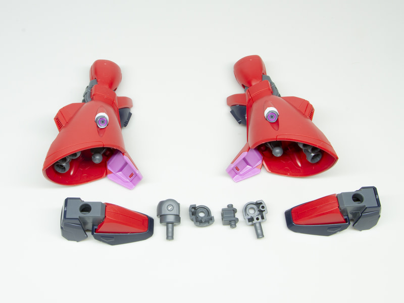 脚部の可動域。つまさきを大きく畳むことができる他、足首の可動にバーニアが追従する