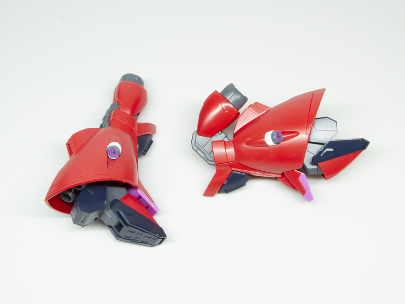 脚部の可動域。つまさきを大きく畳むことができる他、足首の可動にバーニアが追従する