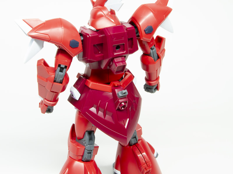 武装類はジョイントパーツを使用して腰に懸架できる