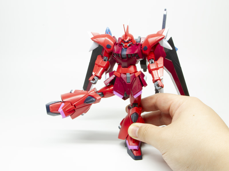 足を開ける角度の確認。サイドアーマーを開くことで大きく開脚できる