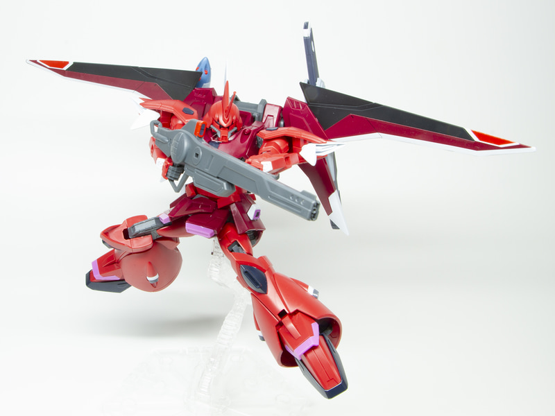 飛行状態での射撃姿勢。ディスプレイには「アクションベース5」を使用している