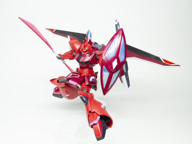 ビームシールド、ビームナギナタを持たせて格闘ポーズ