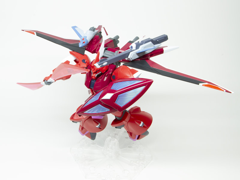 ビームシールド、ビームナギナタを持たせて格闘ポーズ