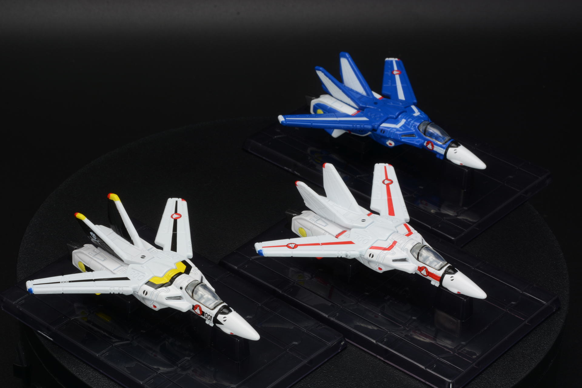 「トミカプレミアムunlimited 超時空要塞マクロス VF-1J バルキリー(一条輝 機)」、「トミカプレミアムunlimited 超時空要塞マクロス VF-1J バルキリー(マクシミリアン･ジーナス 機)」、「トミカプレミアムunlimited 超時空要塞マクロス VF-1S バルキリー(ロイ･フォッカー 機)」の3種が4月20日に発売となる。今回は発売に先がけてサンプルに触ることができた