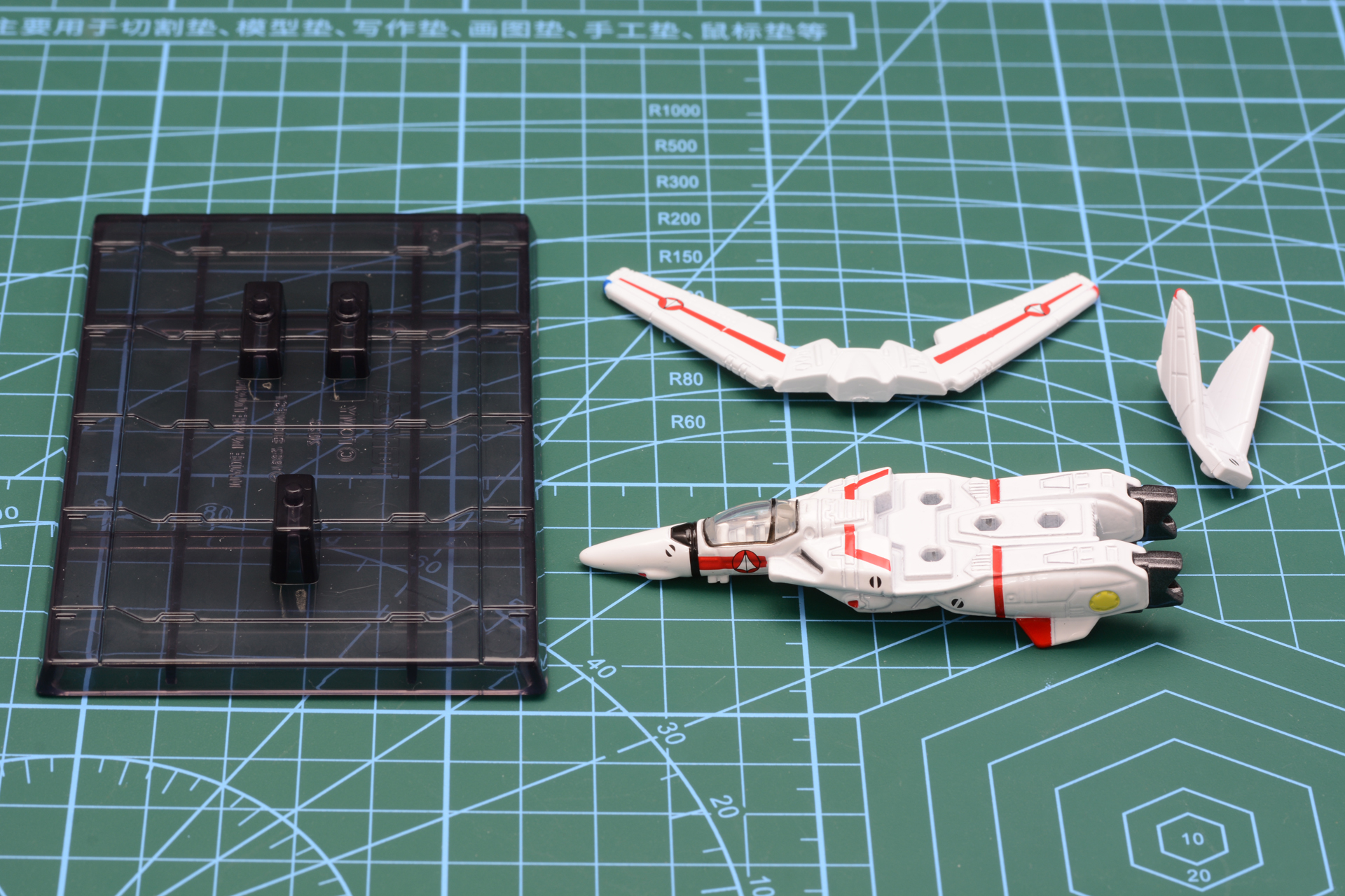 パッケージの中には、本体、台座、主翼、尾翼でパーツ分けされている