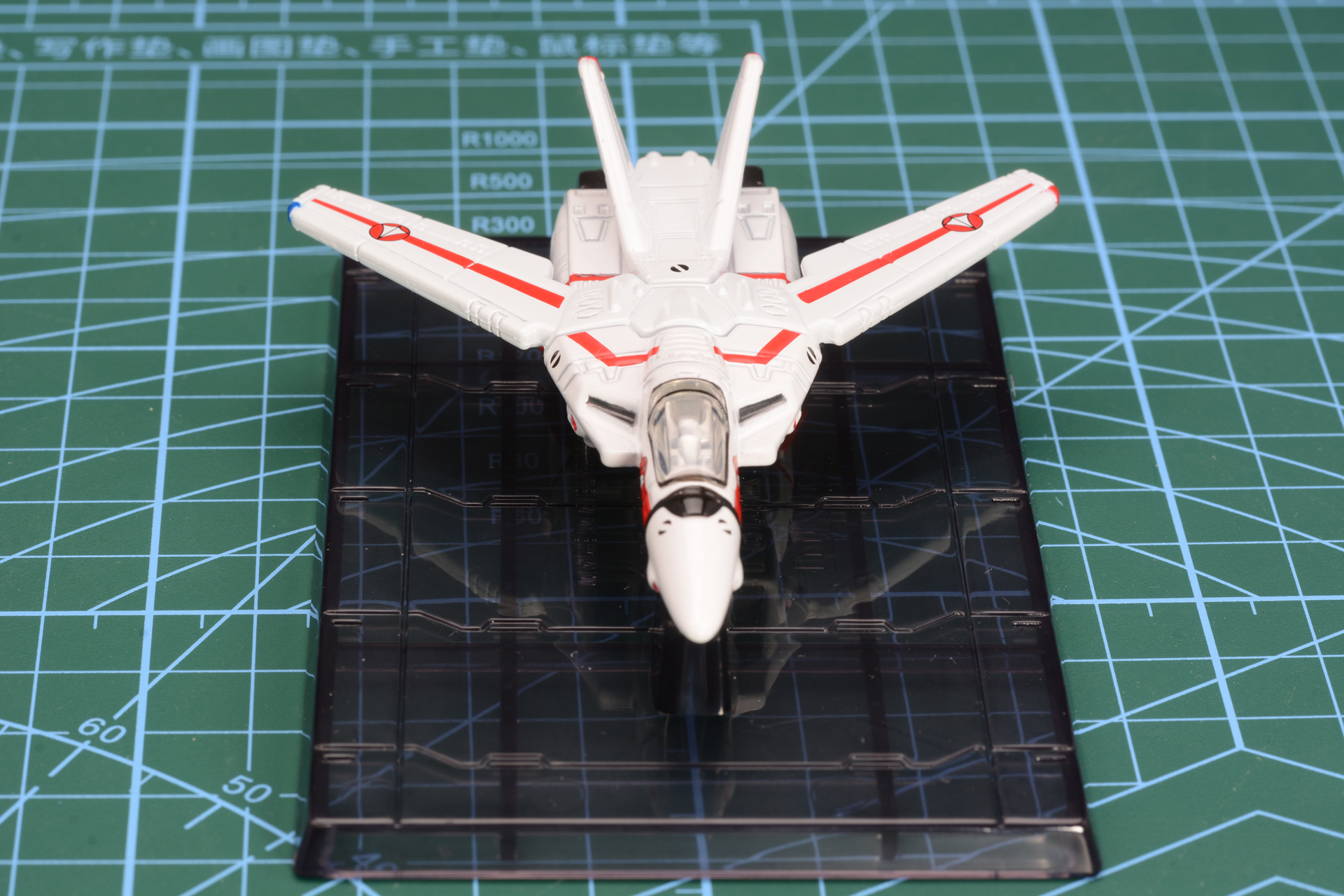 「VF-1J バルキリー(一条輝機)」を正面、横、背面から。ファイター形態に特化、VF-1のフォルムをきちんと再現しているのが確認できる