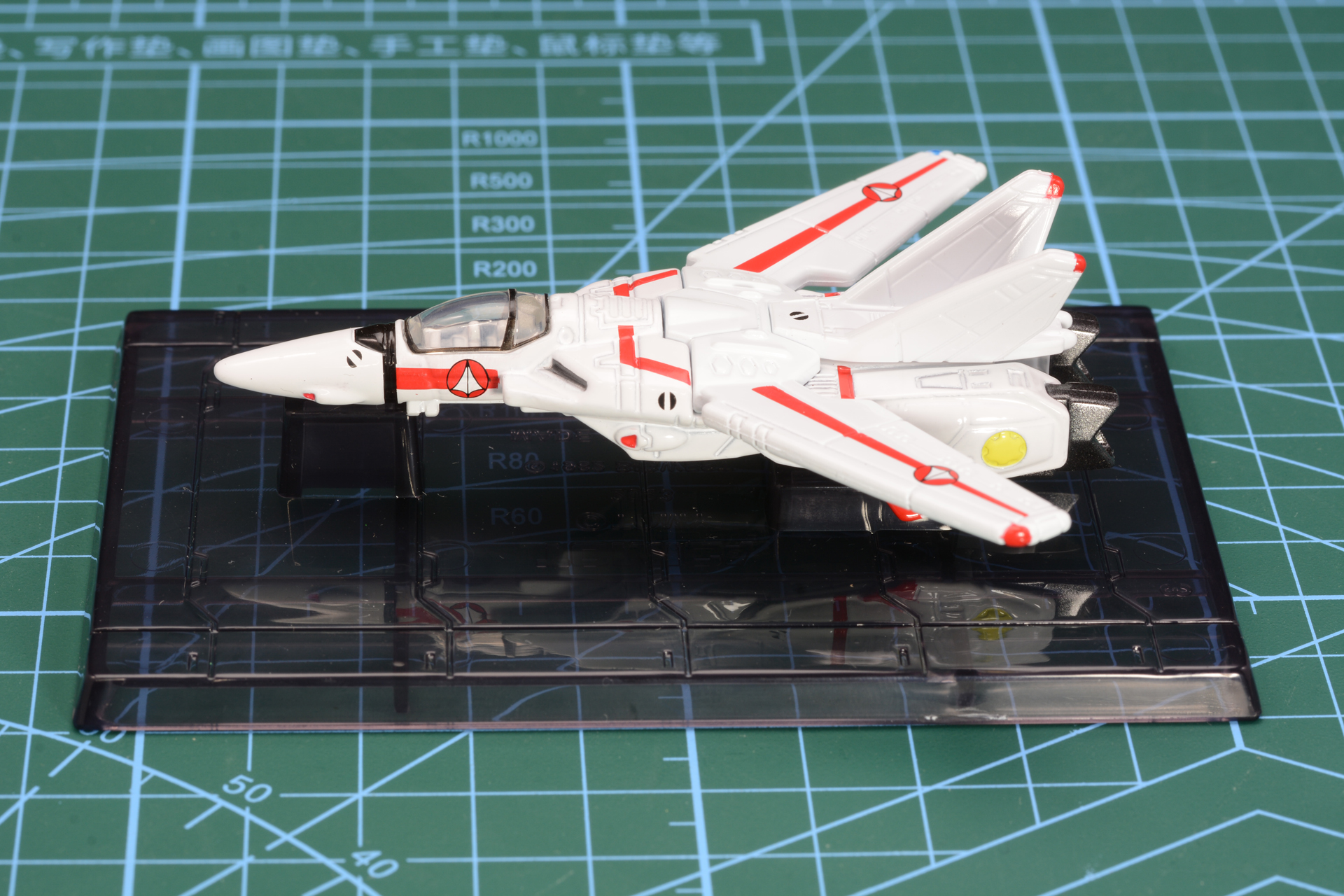 「VF-1J バルキリー(一条輝機)」を正面、横、背面から。ファイター形態に特化、VF-1のフォルムをきちんと再現しているのが確認できる