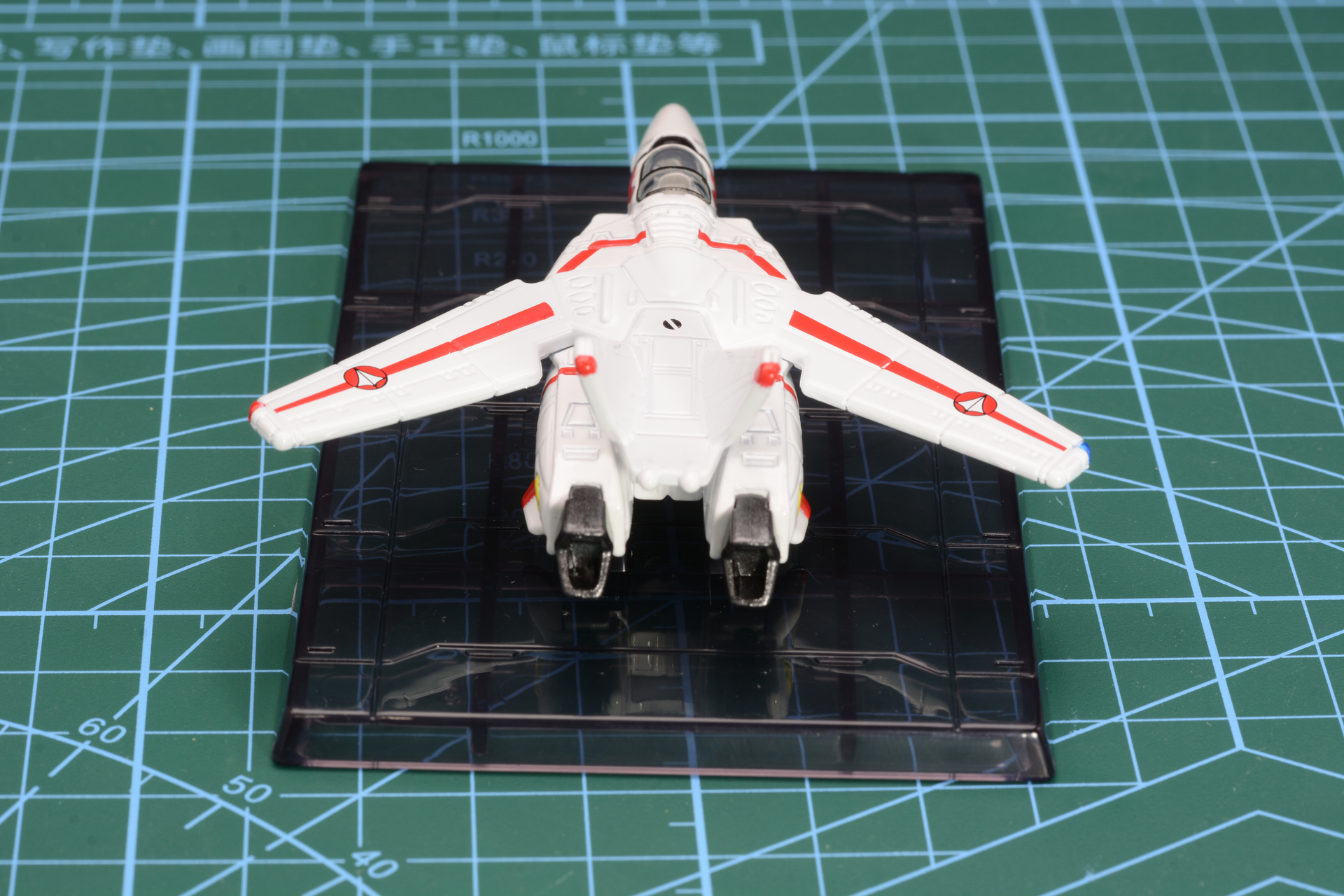 「VF-1J バルキリー(一条輝機)」を正面、横、背面から。ファイター形態に特化、VF-1のフォルムをきちんと再現しているのが確認できる