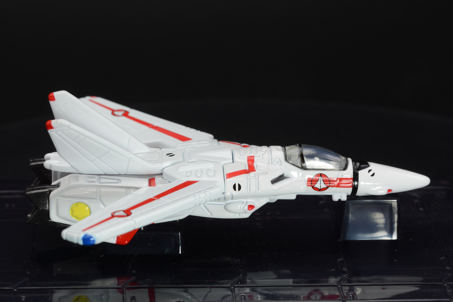 白地に鮮やかな赤のライン。統合軍マークもしっかり表現されている