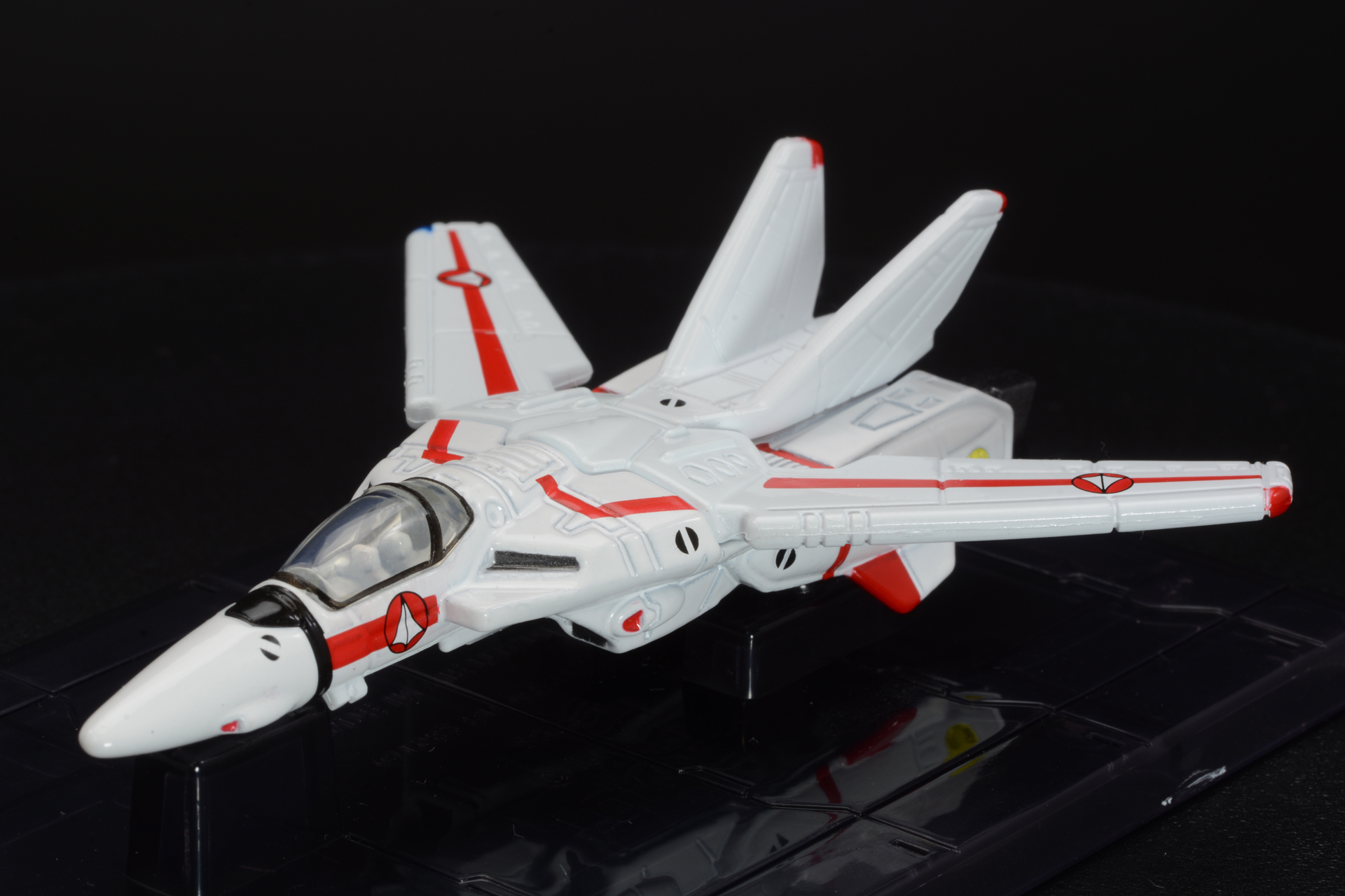 白地に鮮やかな赤のライン。統合軍マークもしっかり表現されている