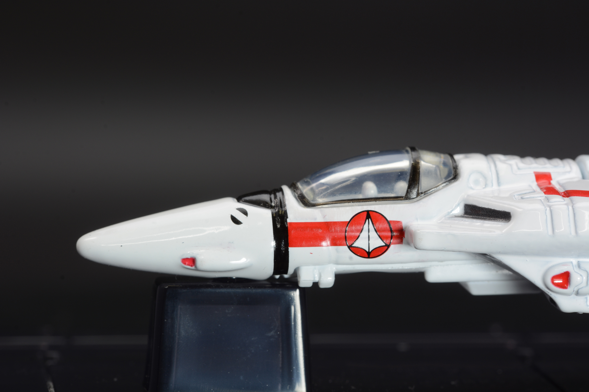 機首。透明のキャノピー内部はコクピットも表現されている