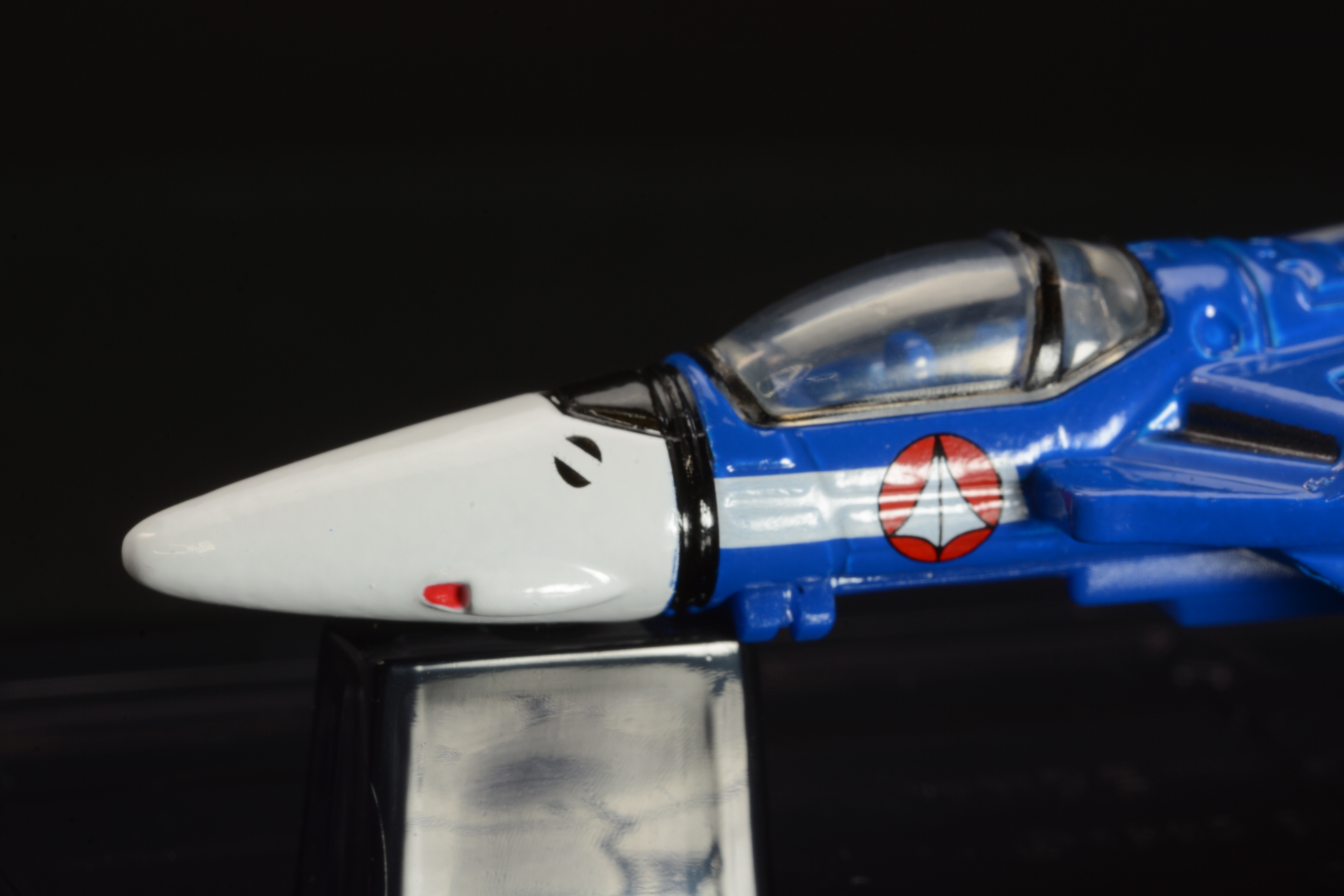 機首。青地に赤い統合マークが映える