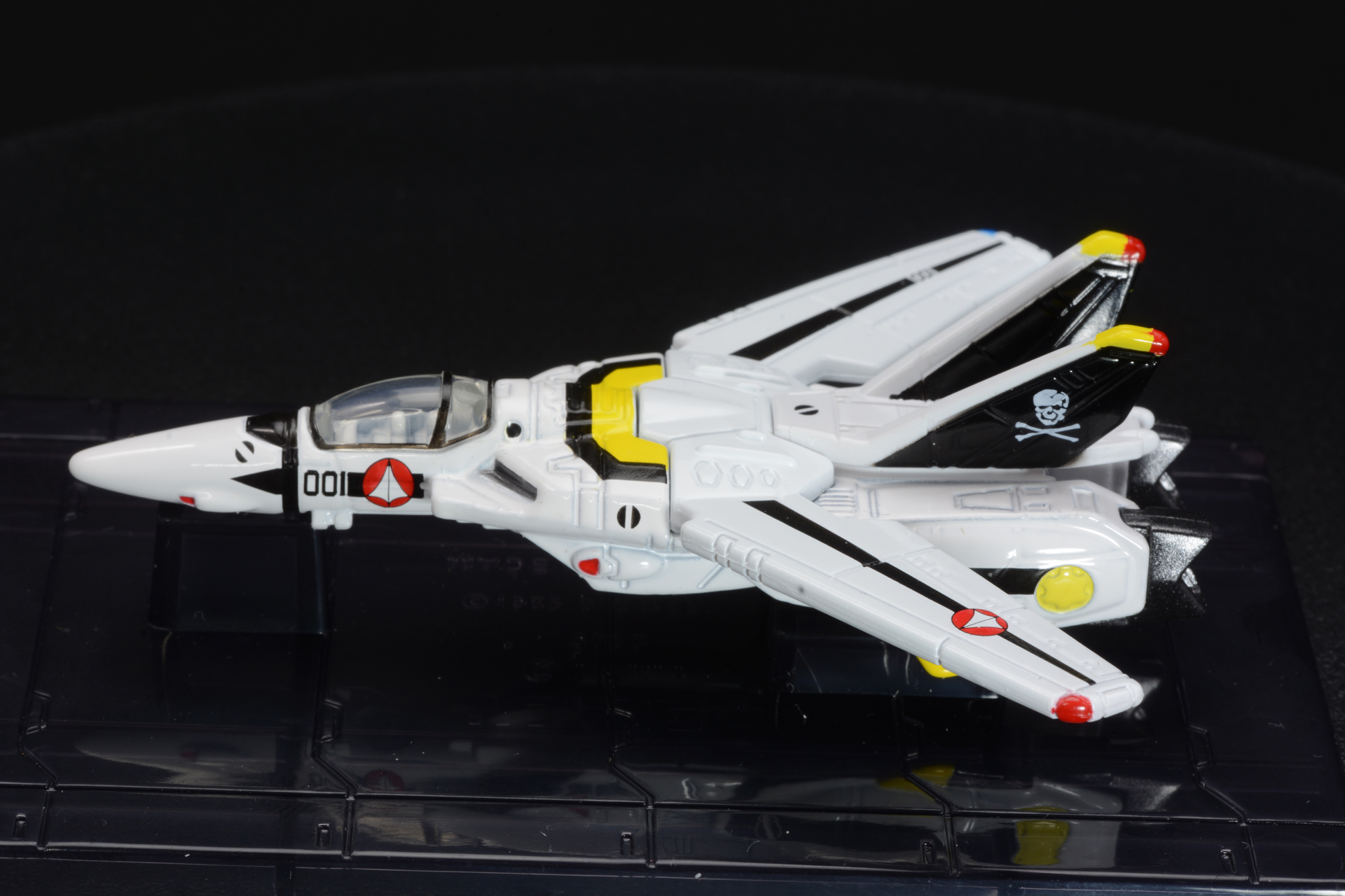 白地に黄色と黒のライン。アニメ放映当時から人気が高かった「ロイ・フォッカー スペシャル」のカラーリング