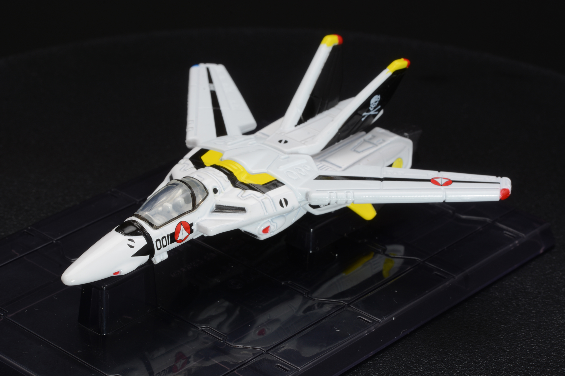 白地に黄色と黒のライン。アニメ放映当時から人気が高かった「ロイ・フォッカー スペシャル」のカラーリング