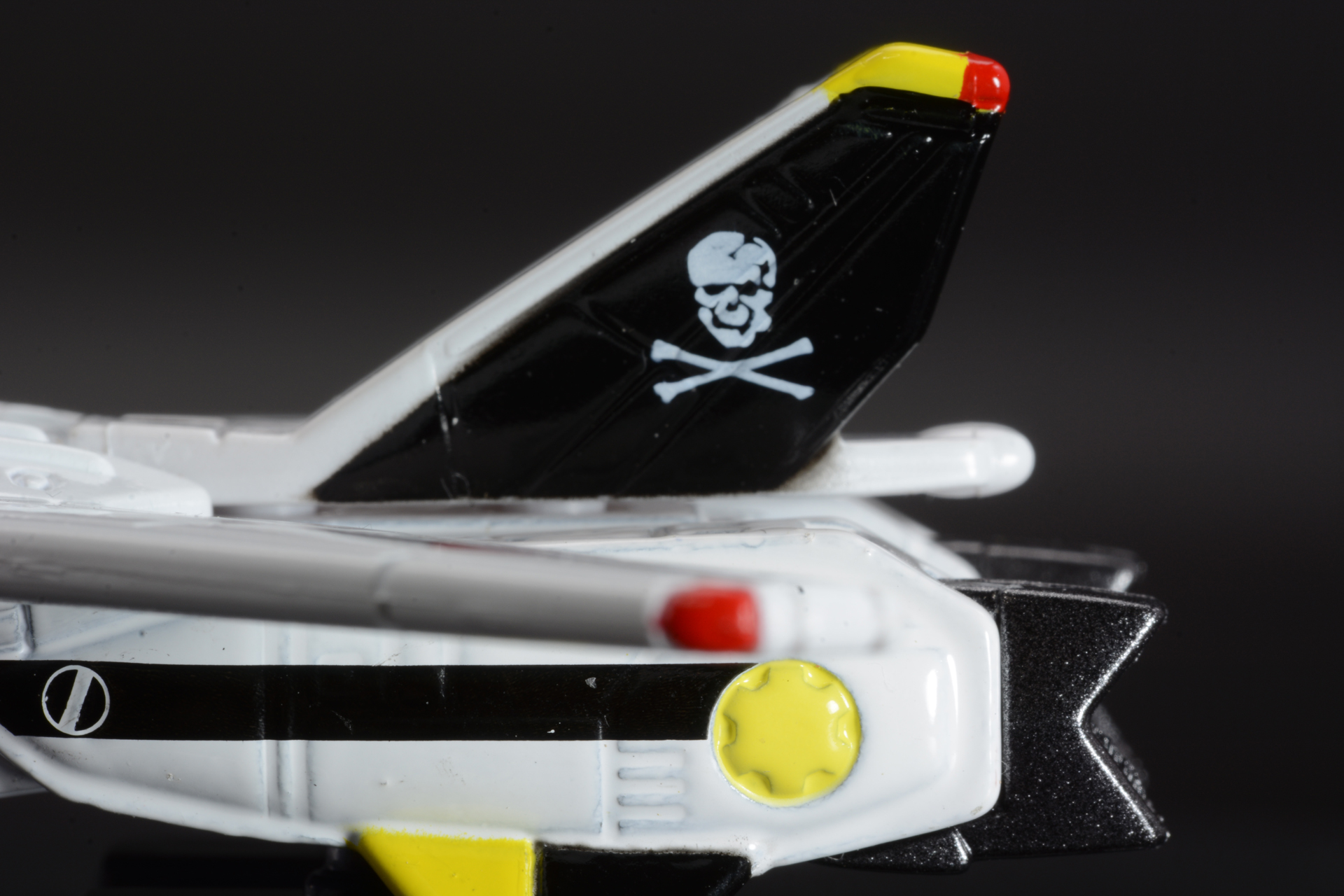 複雑なデザインのドクロマークもしっかり再現されている