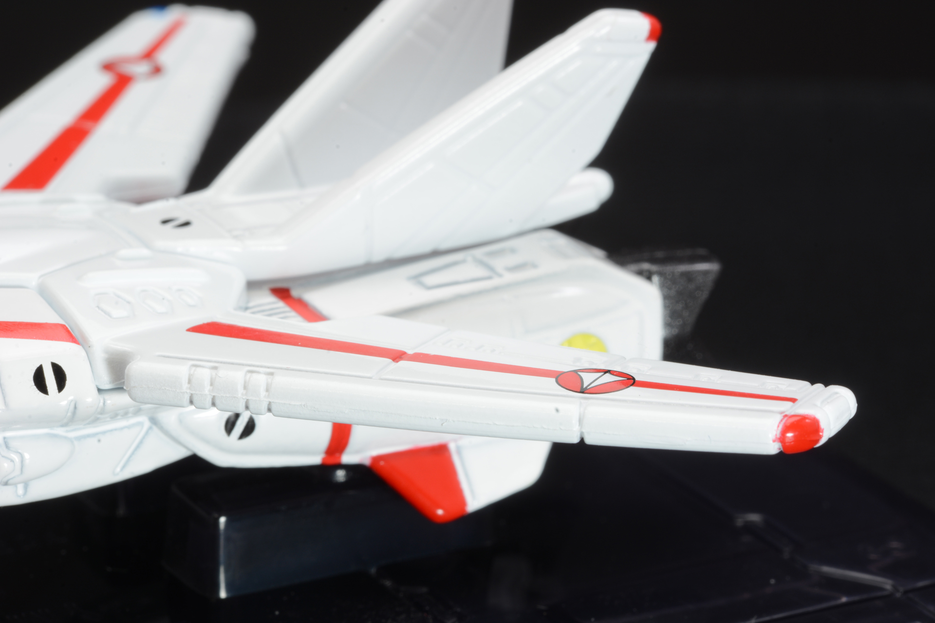 トミカの安全基準を満たしつつ、主翼の薄さを追求