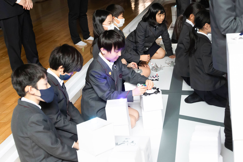 蓄電した電気で明かりを付けていく子供たち