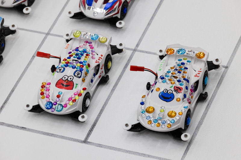 子供たちが授業で作ったミニ四駆。それぞれ独自の装飾が施されていた